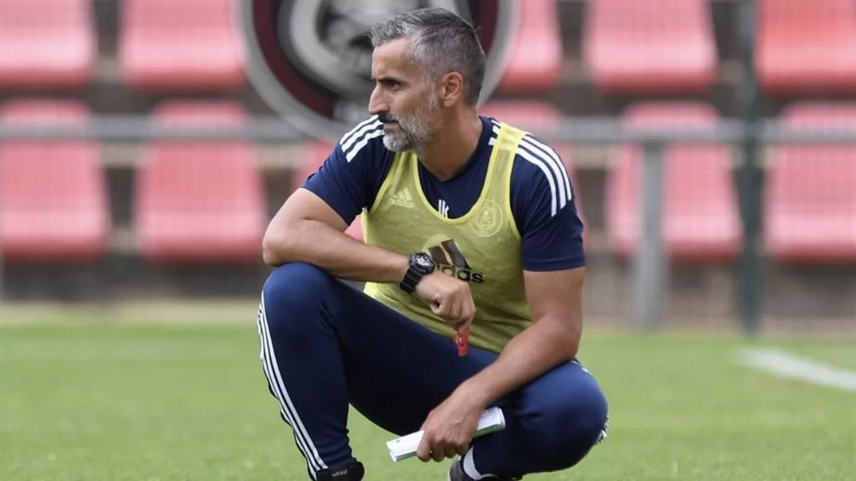 Jose Riveiro conducting a training session.