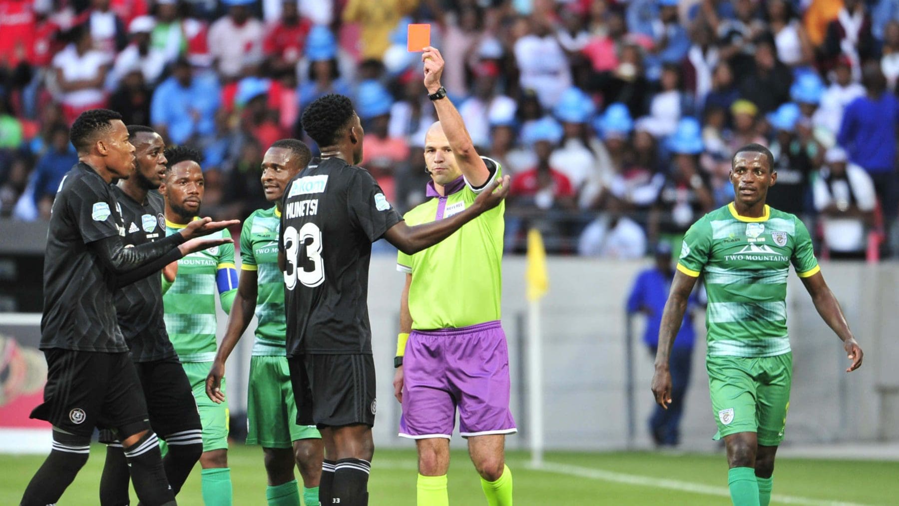 Marshall Munetsi in Orlando Pirates colors when he played in an uncomfortable position to fit coach Milutin Sredojević's play.