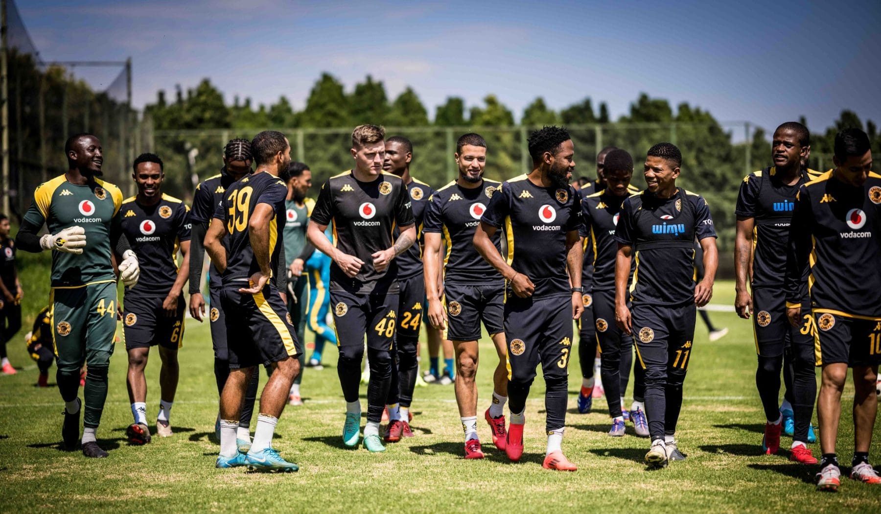 Kaizer Chiefs players including Mduduzi Mdantsane at training