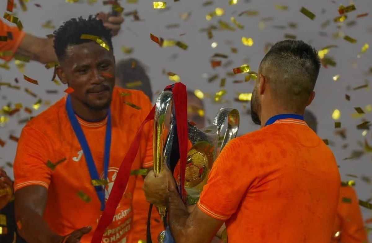 Ex-Kaizer Chiefs star Siyabonga Ngezana celebrating the FCSB title