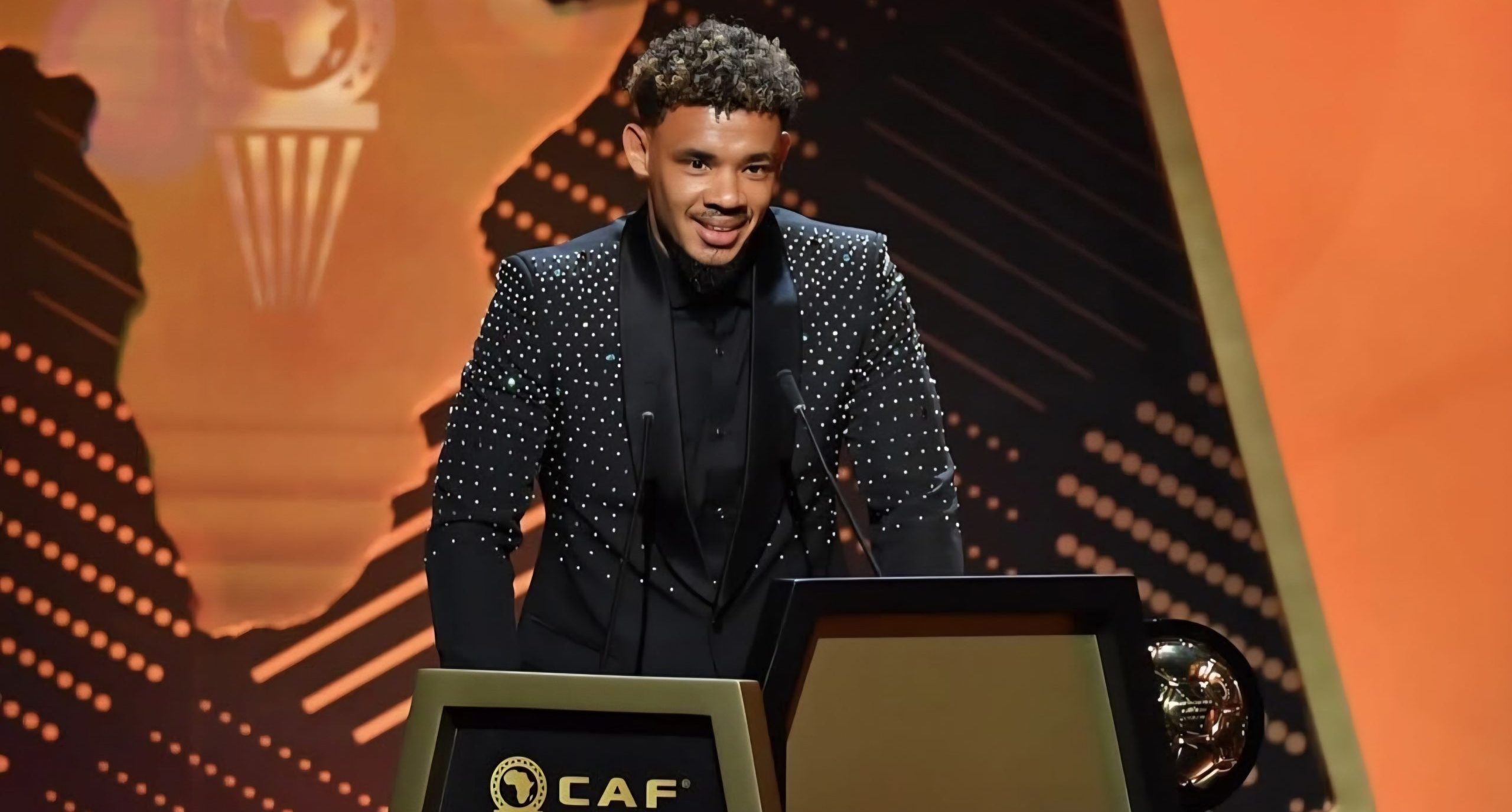 Ronwen Williams accepting the CAF goalkeeper of the year award