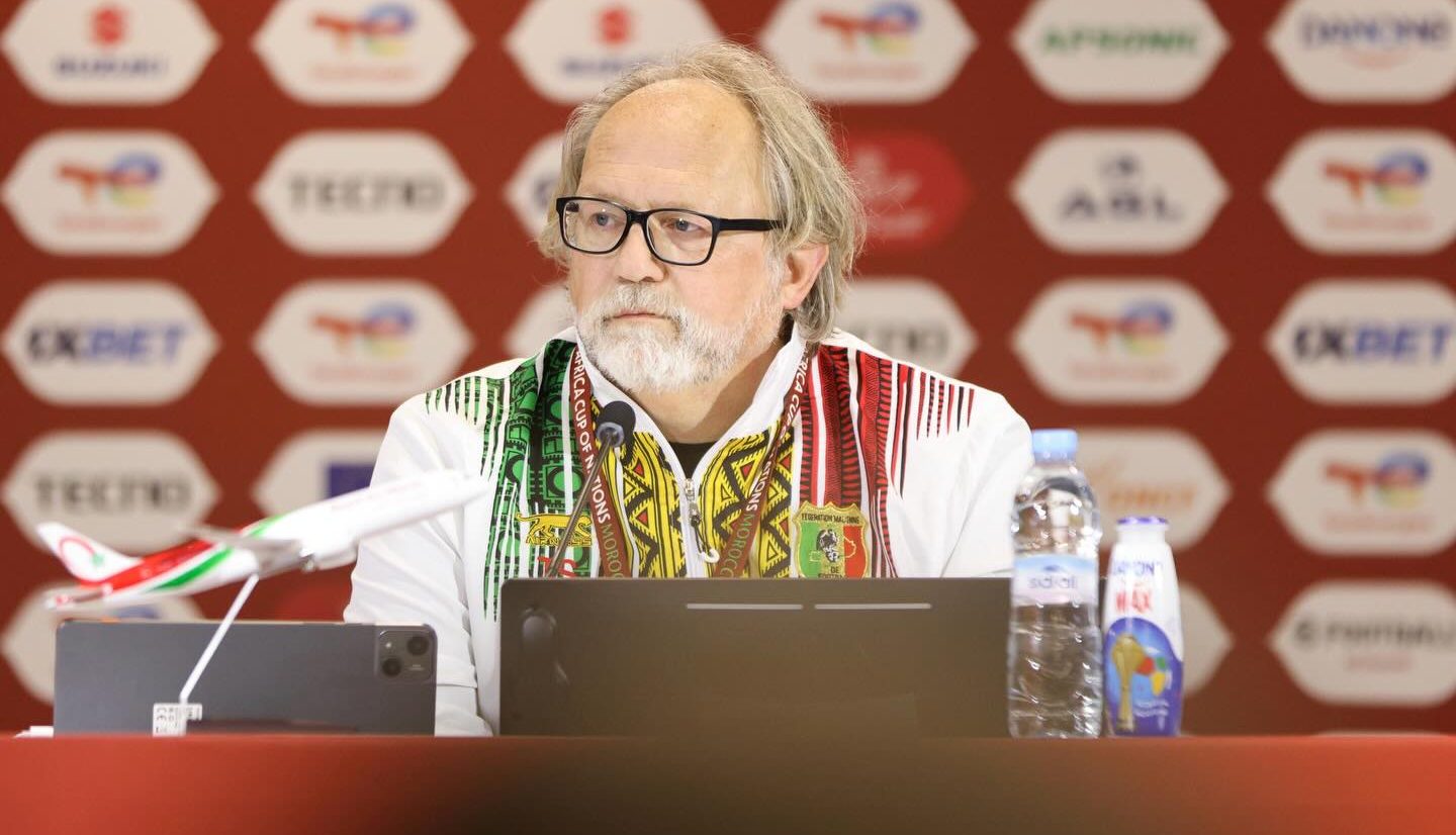 Mali head coach Tom Saintfiet speaking at AFCON