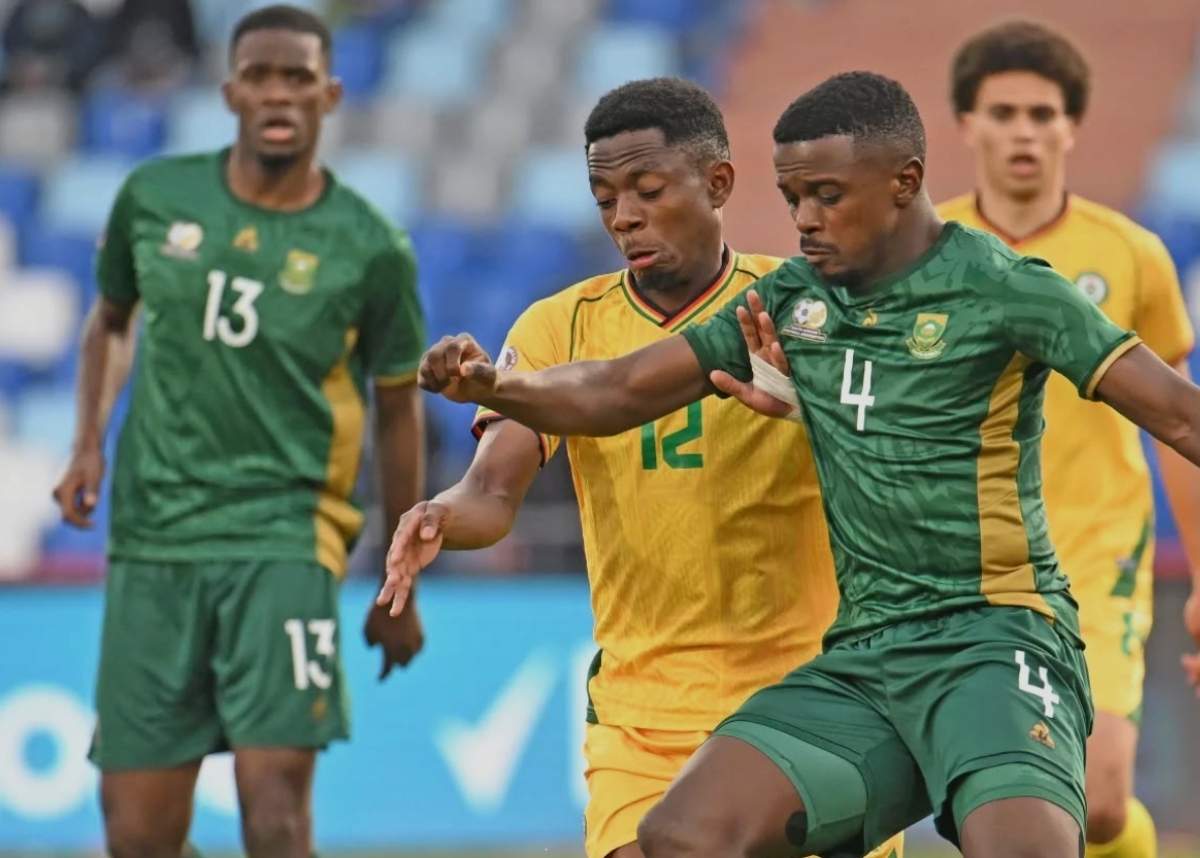 Zimbabwe's Bill Antonio challenges Teboho Mokoena in the AFCON 2025 group stages. Image: Bafana Bafana