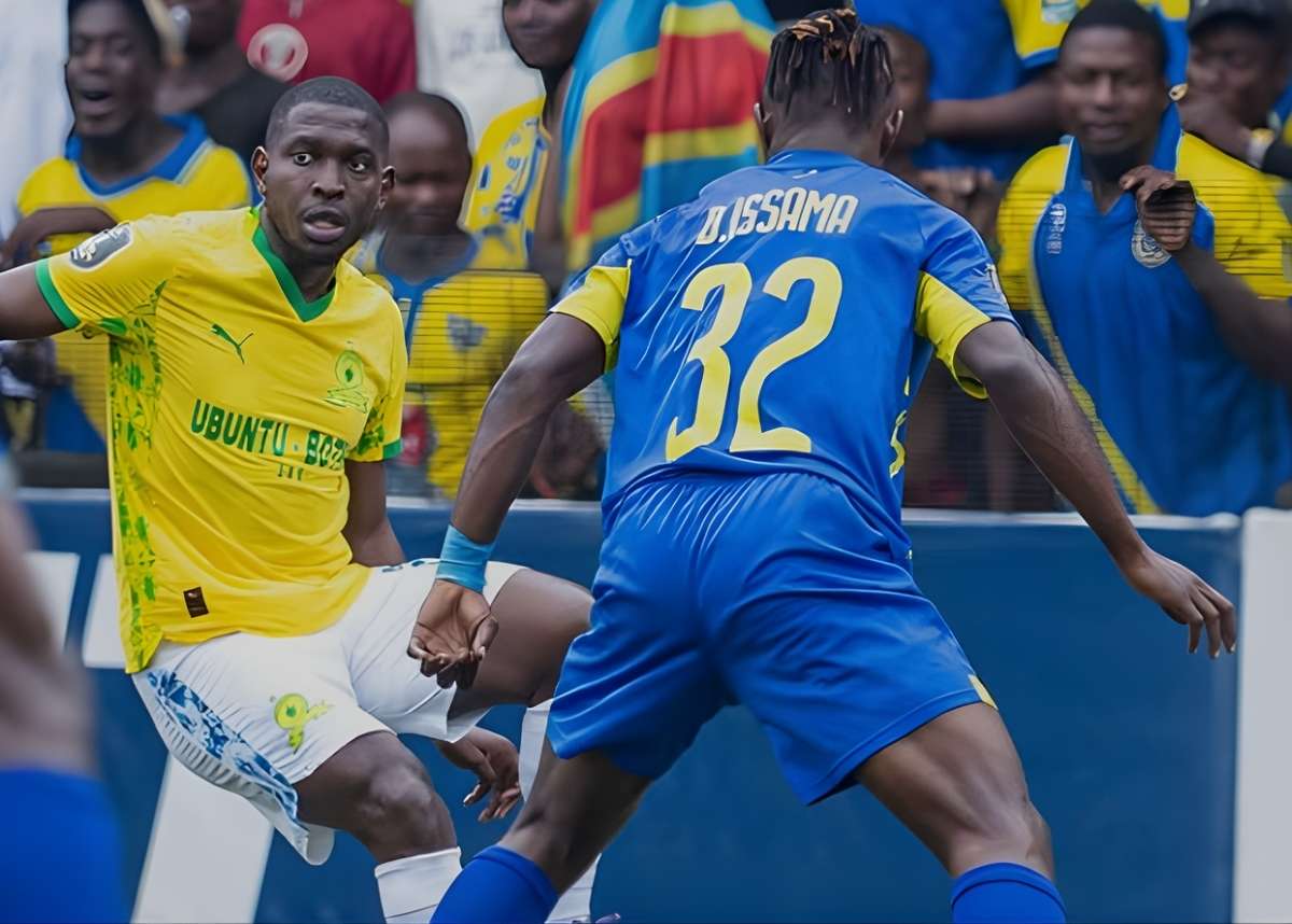 Mamelodi Sundowns star Aubrey Modiba faces pressure from Saint-Eloi Lupopo's Issama Mpeko. Image: Mamelodi Sundowns