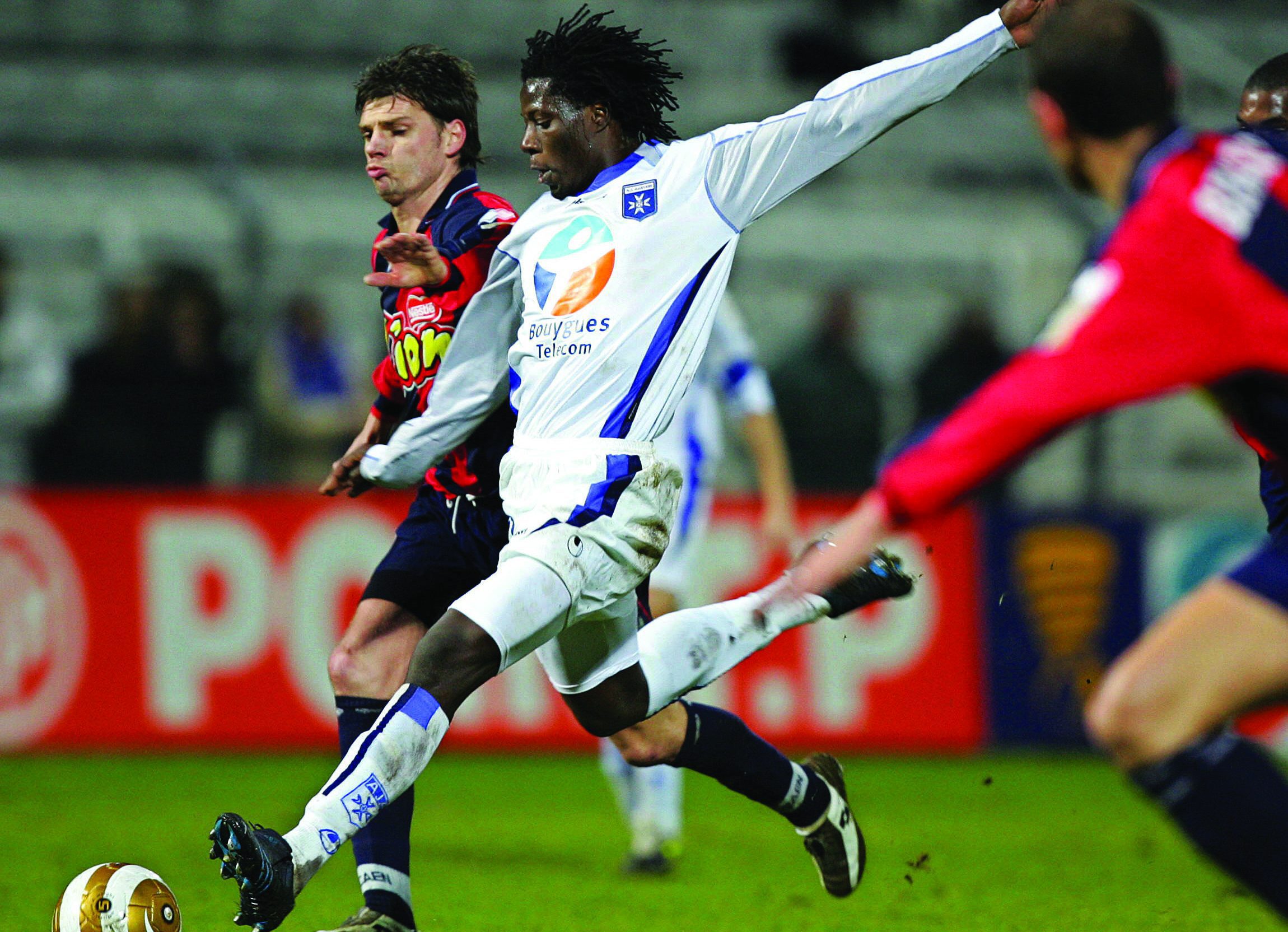 Auxerre, FRANCE: Auxerre's Zimbawean forward Mwaruwari Benjani strickes in front of Caen's player during their French league cup quarter final football match, 19 January 2005 at the Abbe Deschamps stadium in Auxerre. Caen won 6 penalty kicks to 5.