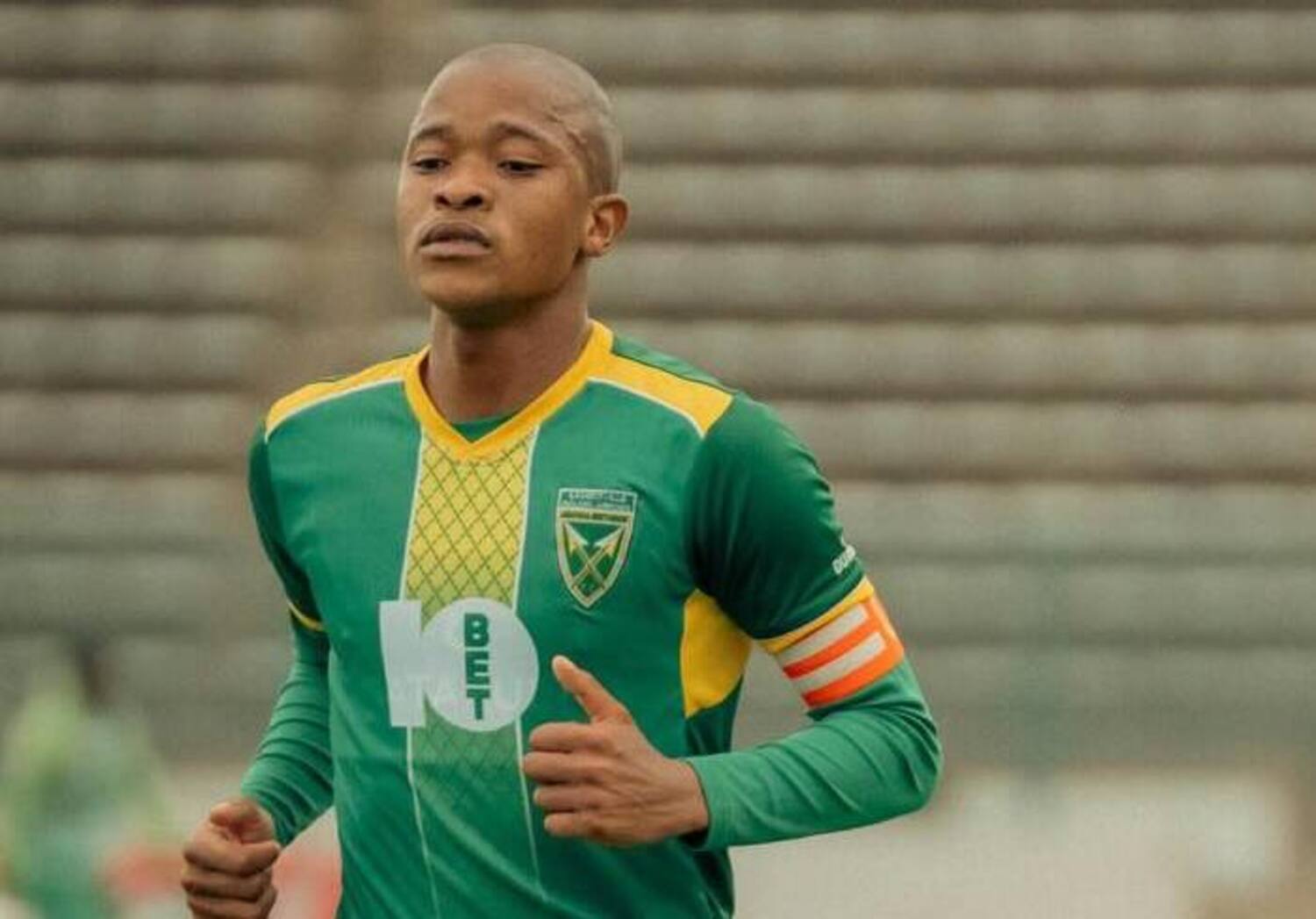 Ayanda Jiyane, Golden Arrows defender in action