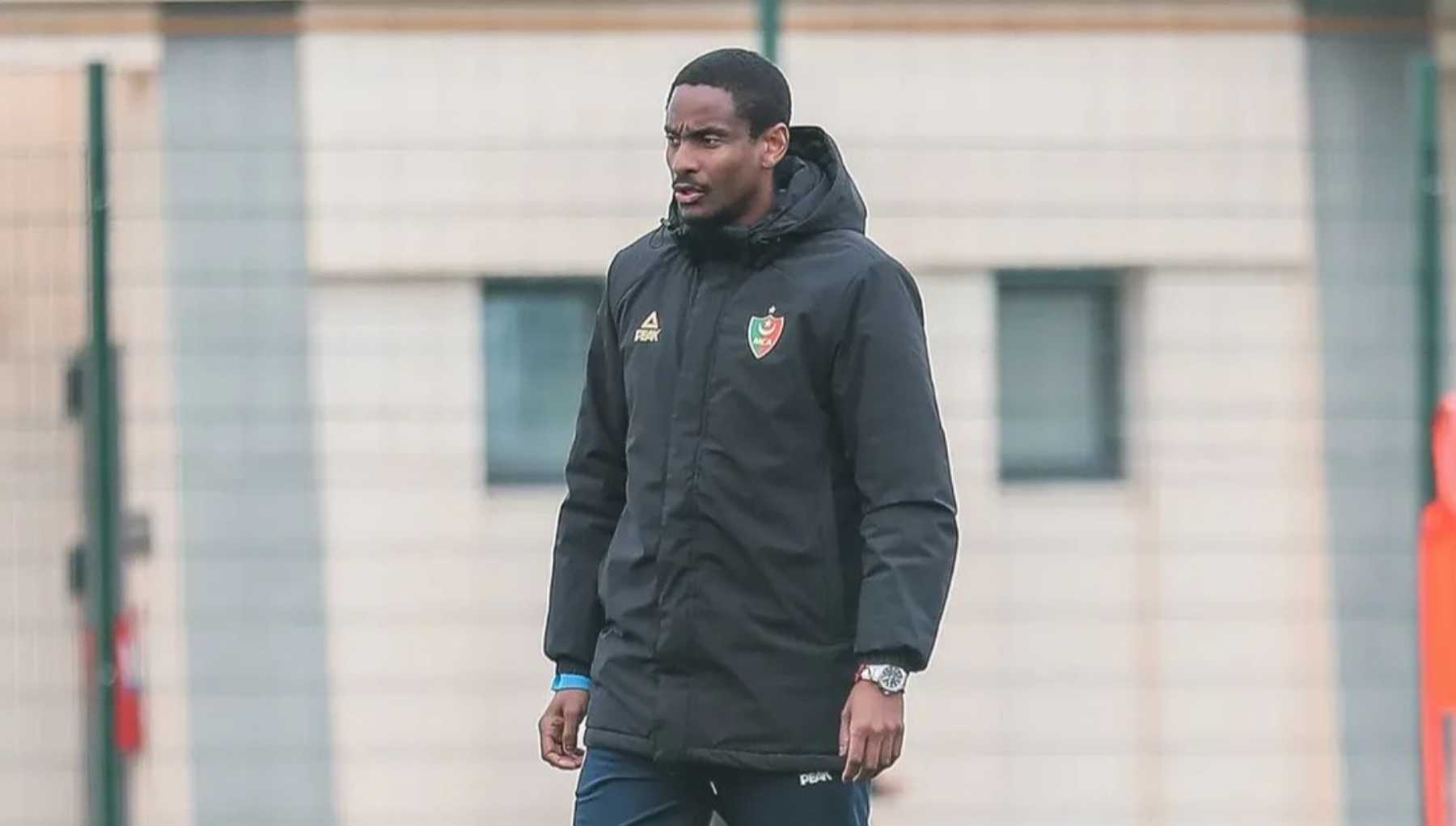 Rulani Mokwena walking during a training session with MC Alger