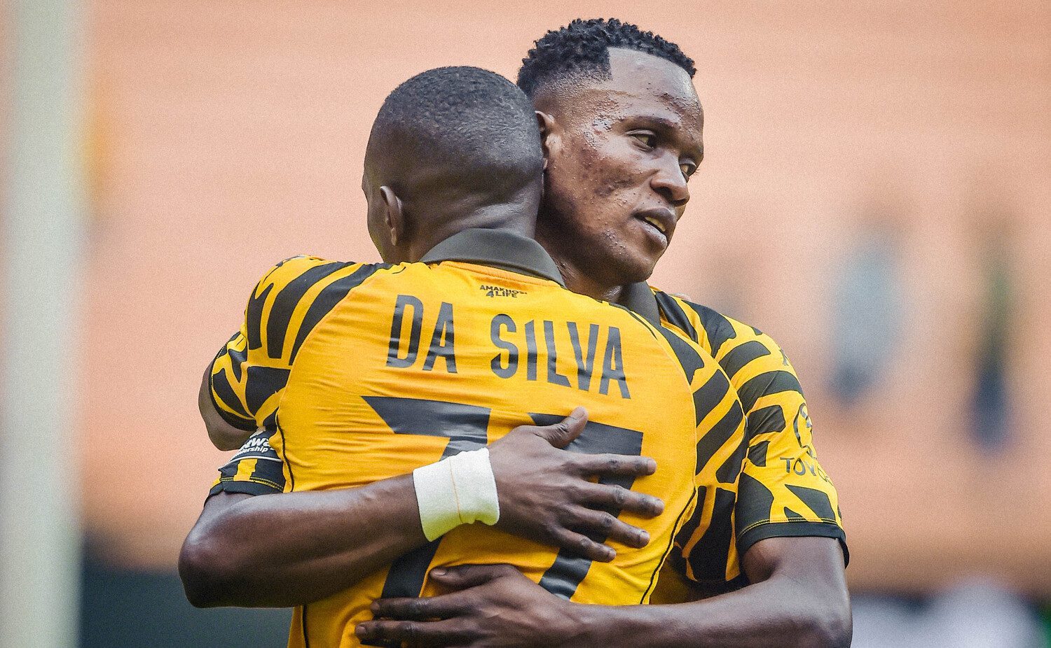 Kaizer Chiefs strikers Flavio da Silva and Glody Lilepo embracing