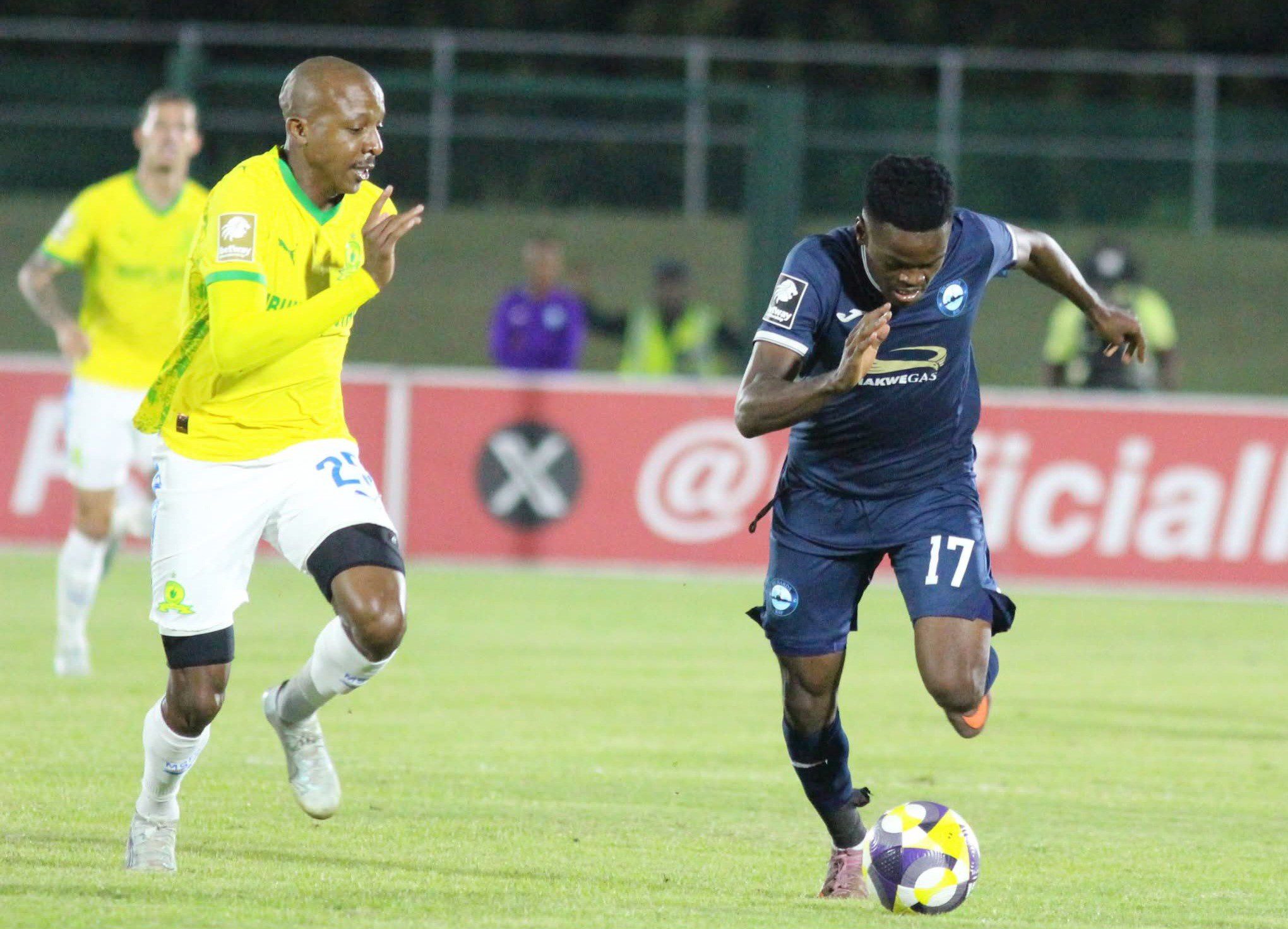 Khuliso Mudau and Thulani Gumede in action at uMhlathuze Sports Complex