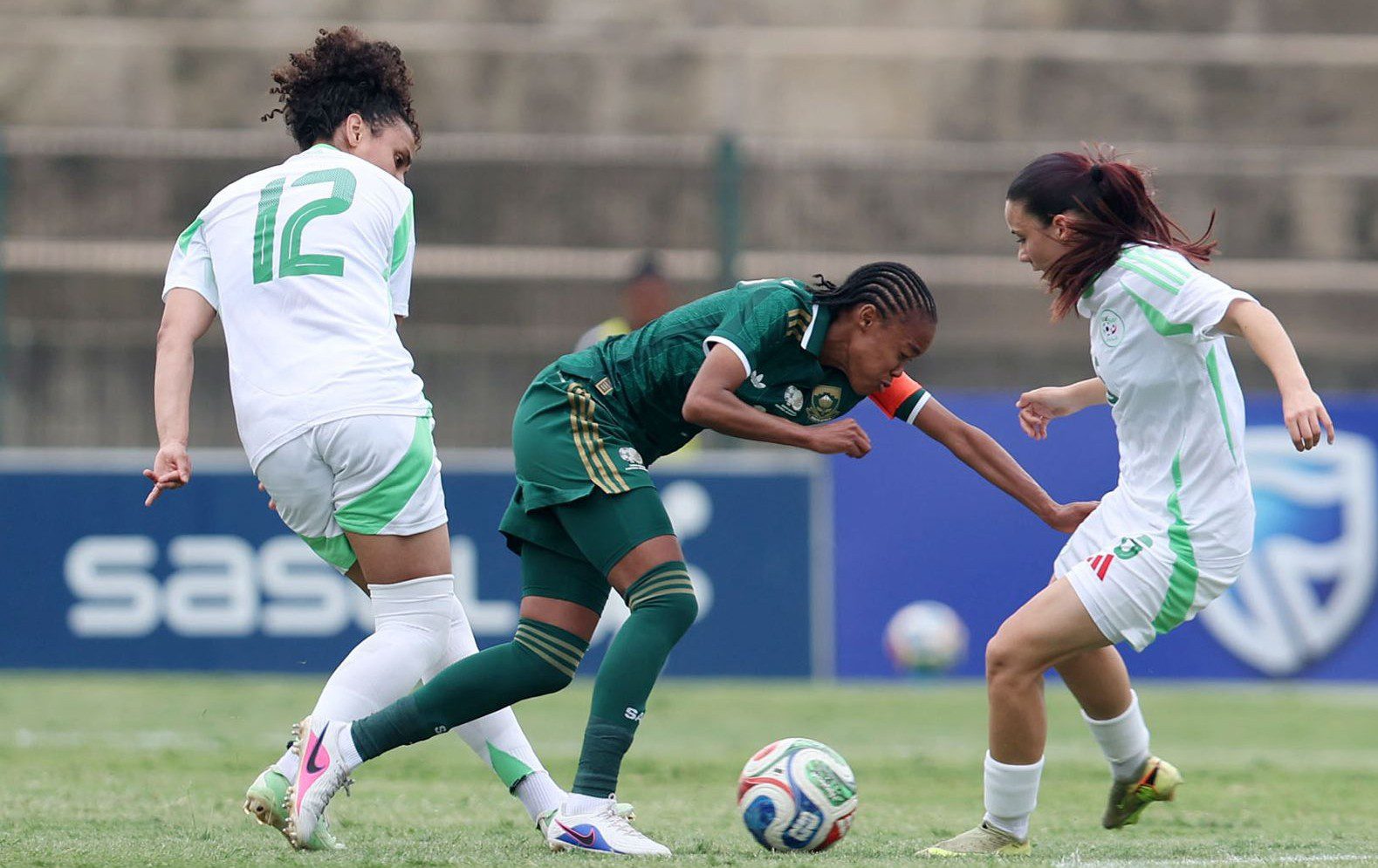 Linda Motlhalo in action for Banyana Banyana against Algeria in a friendly match