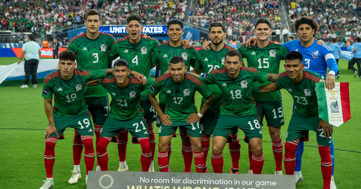 Mexico national team players lining up