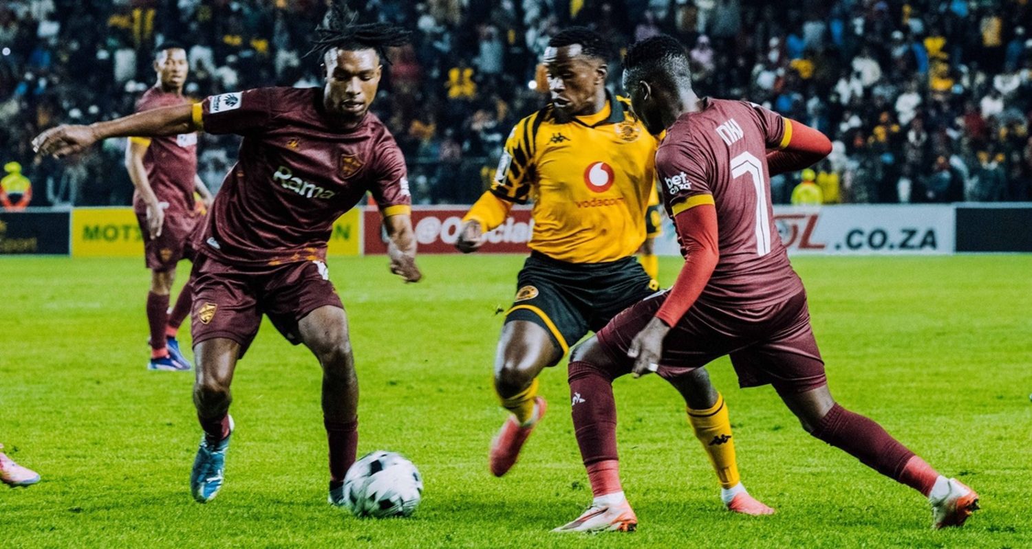 Siphesihle Ndlovu of Kaizer Chiefs dribbles past Stellenbosch players