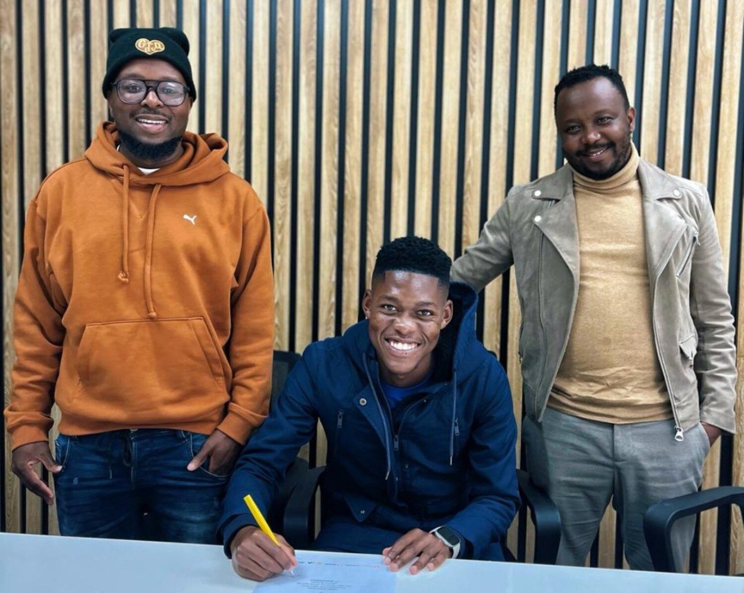 Vusisizwe Mtshali signing his Orlando Pirates contract alongside agents Nimrod Mbhalati and Lebogang Mashishi