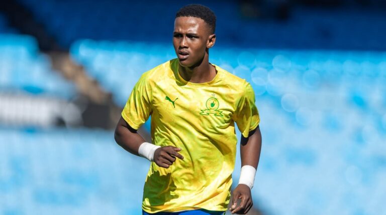 Khulumani Ndamane in Mamelodi Sundowns colours